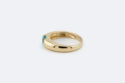 Bague en or jaune avec pierre bleue