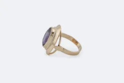 Bague en or jaune avec pierre violette