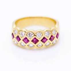 Bague en or jaune avec rubis et diamants