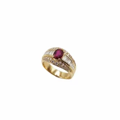 Bague en or jaune avec rubis et diamants