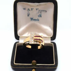 Bague en or jaune avec rubis et diamants des années 40