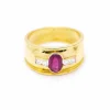 Bague en or jaune avec rubis ovale et diamants