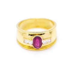 Bague en or jaune avec rubis ovale et diamants