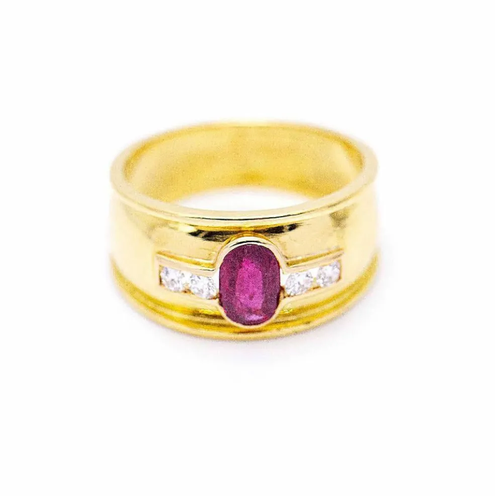 Bague en or jaune avec rubis ovale et diamants