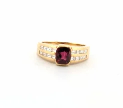 Bague en or jaune avec rubis et diamants