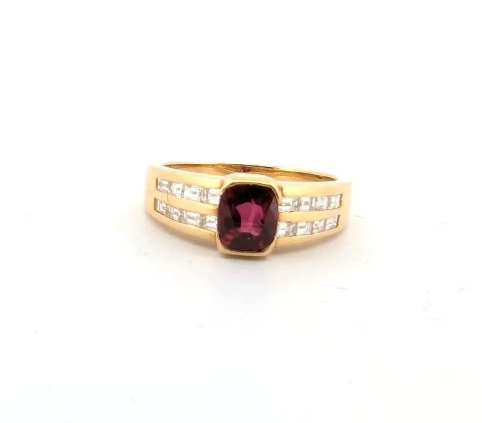 Bague en or jaune avec rubis et diamants