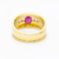 Bague en or jaune avec rubis ovale et diamants