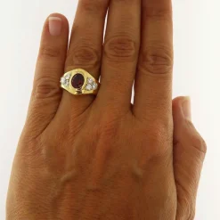 Bague en or jaune avec rubis de 1,40 ct et diamants