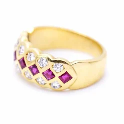 Bague en or jaune avec rubis et diamants