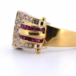 Bague en or jaune avec rubis et diamants des années 40