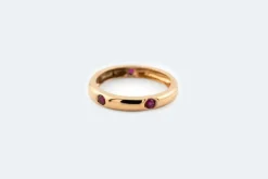 Bague en or jaune avec rubis