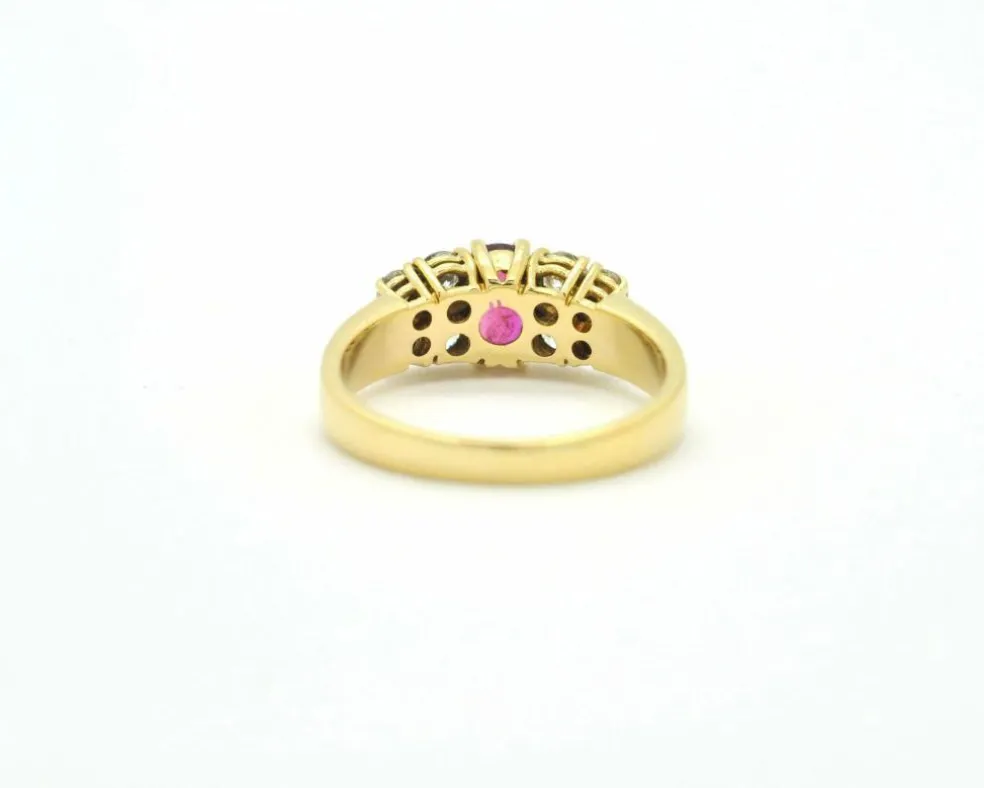 Bague en or jaune avec rubis et diamants