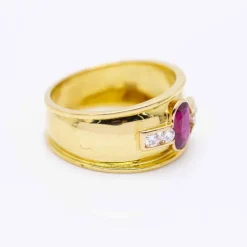 Bague en or jaune avec rubis ovale et diamants