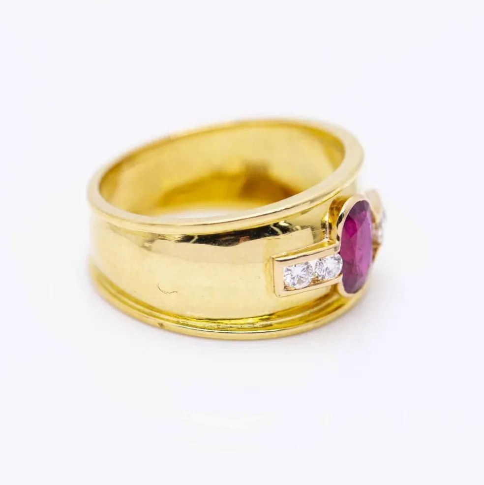 Bague en or jaune avec rubis ovale et diamants