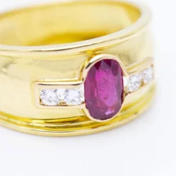 Bague en or jaune avec rubis ovale et diamants