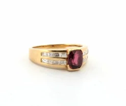 Bague en or jaune avec rubis et diamants