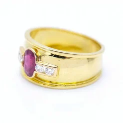 Bague en or jaune avec rubis ovale et diamants