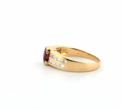 Bague en or jaune avec rubis et diamants