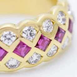 Bague en or jaune avec rubis et diamants