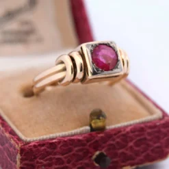 BAGUE EN OR JAUNE avec rubis