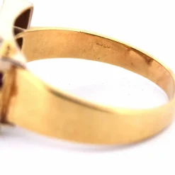 Bague en or jaune avec rubis et diamants des années 40