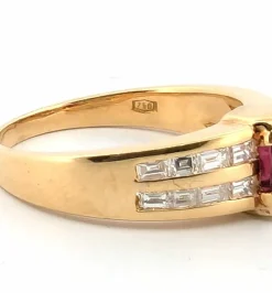 Bague en or jaune avec rubis et diamants