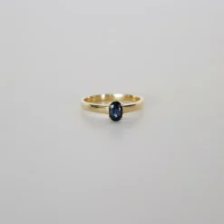 Bague en or jaune avec saphir bleu foncé