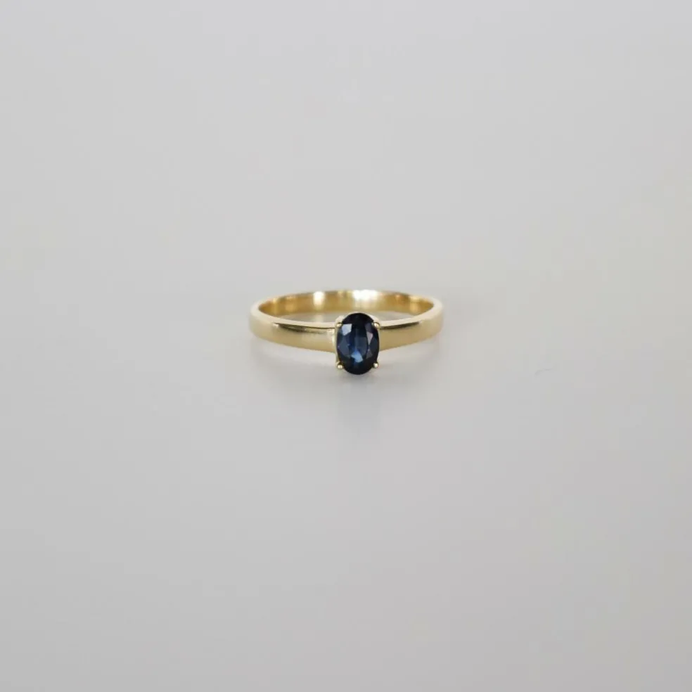 Bague en or jaune avec saphir bleu foncé