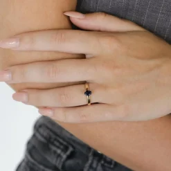 Bague en or jaune avec saphir bleu foncé
