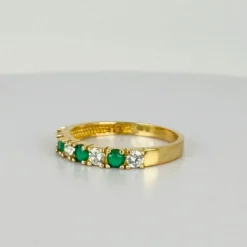Bague en or jaune avec saphirs et émeraudes