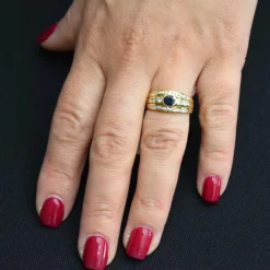 BAGUE EN OR JAUNE AVEC SAPHIR ET DIAMANTS