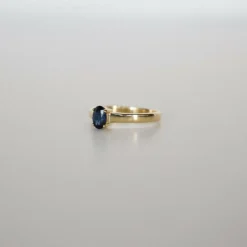 Bague en or jaune avec saphir bleu foncé