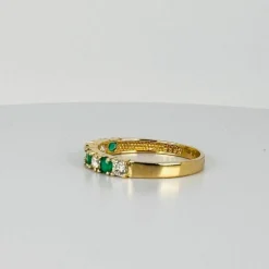 Bague en or jaune avec saphirs et émeraudes