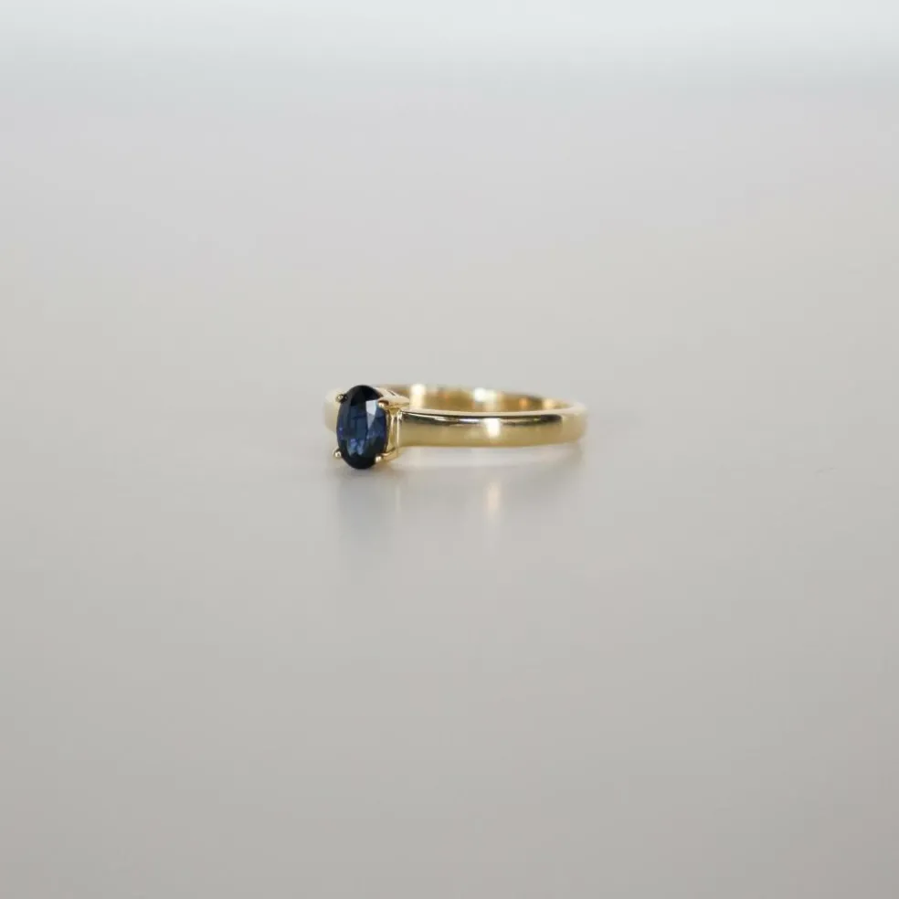 Bague en or jaune avec saphir bleu foncé