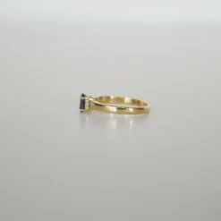 Bague en or jaune avec saphir bleu foncé