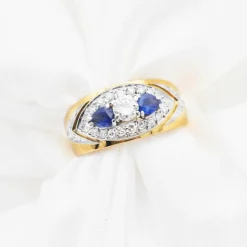 Bague en or jaune avec saphirs et diamants