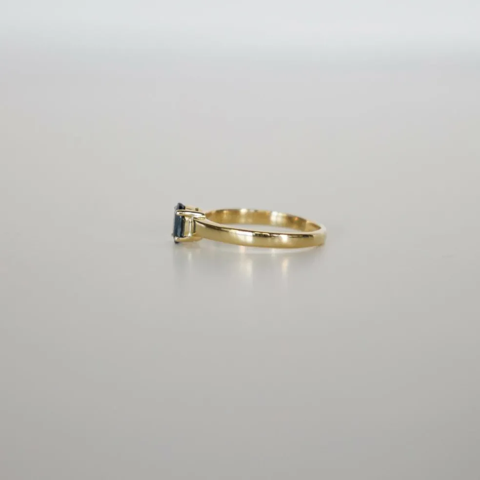 Bague en or jaune avec saphir bleu foncé