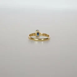 Bague en or jaune avec saphir bleu foncé