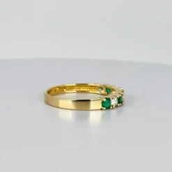 Bague en or jaune avec saphirs et émeraudes