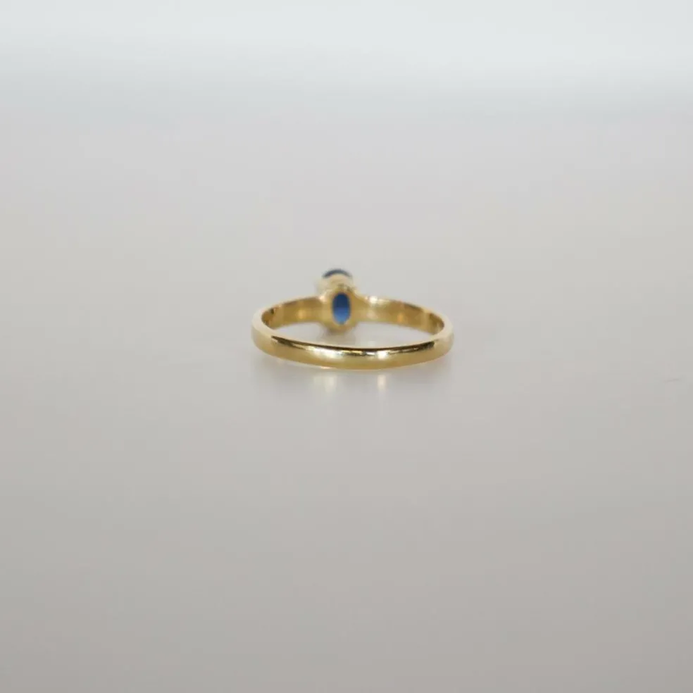 Bague en or jaune avec saphir bleu foncé