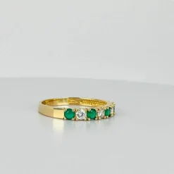 Bague en or jaune avec saphirs et émeraudes