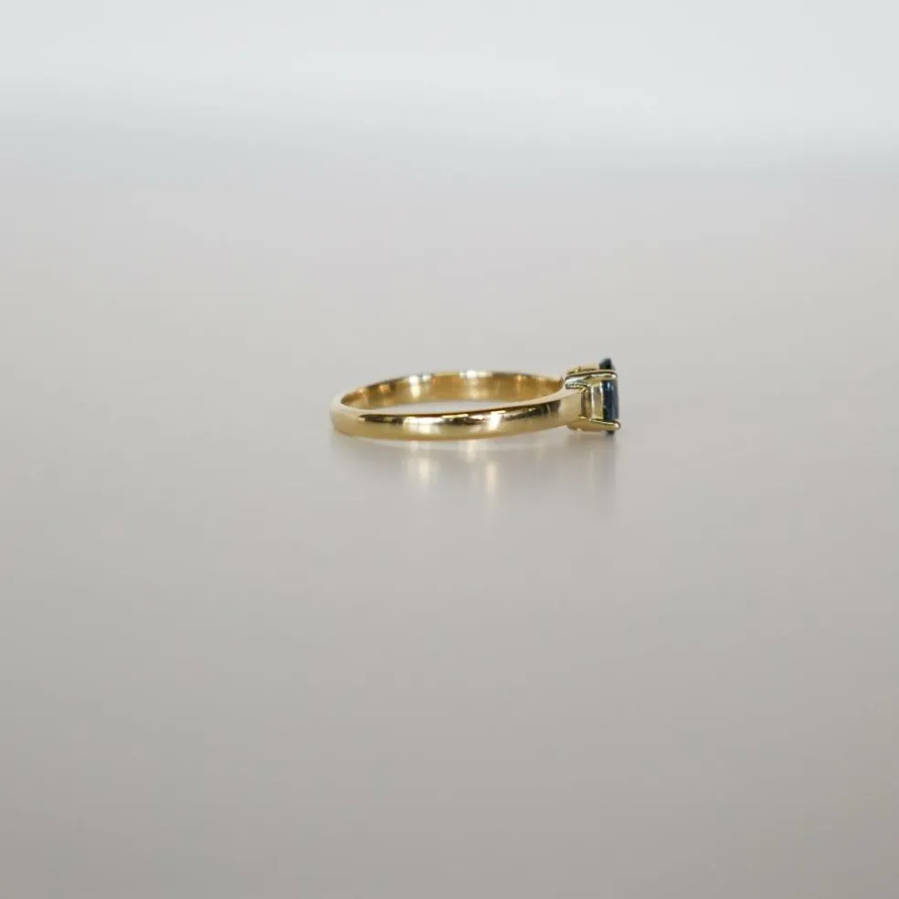 Bague en or jaune avec saphir bleu foncé