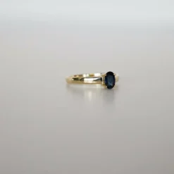Bague en or jaune avec saphir bleu foncé