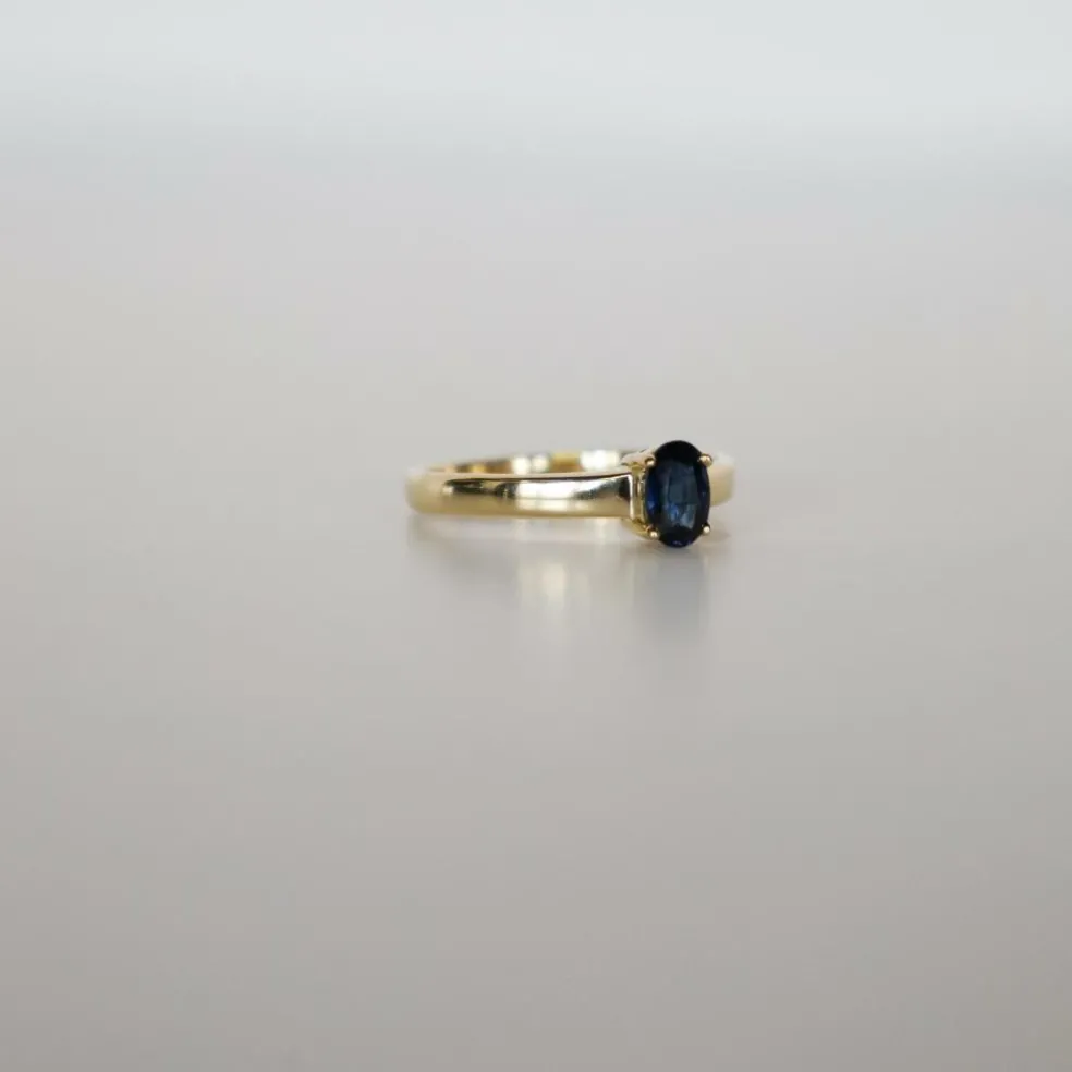 Bague en or jaune avec saphir bleu foncé