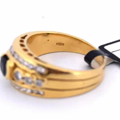 BAGUE EN OR JAUNE AVEC SAPHIR ET DIAMANTS