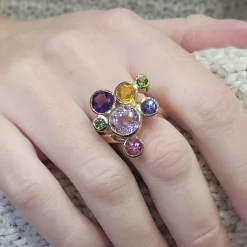 Bague en or jaune avec tourmalines, tanzanite, améthyste, kunzite et saphir