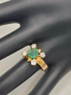 Bague en or jaune de style victorien, émeraude, diamants