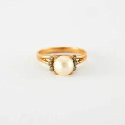 Bague en or jaune, diamants & perle