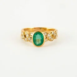Bague en Or jaune, diamants & émeraude