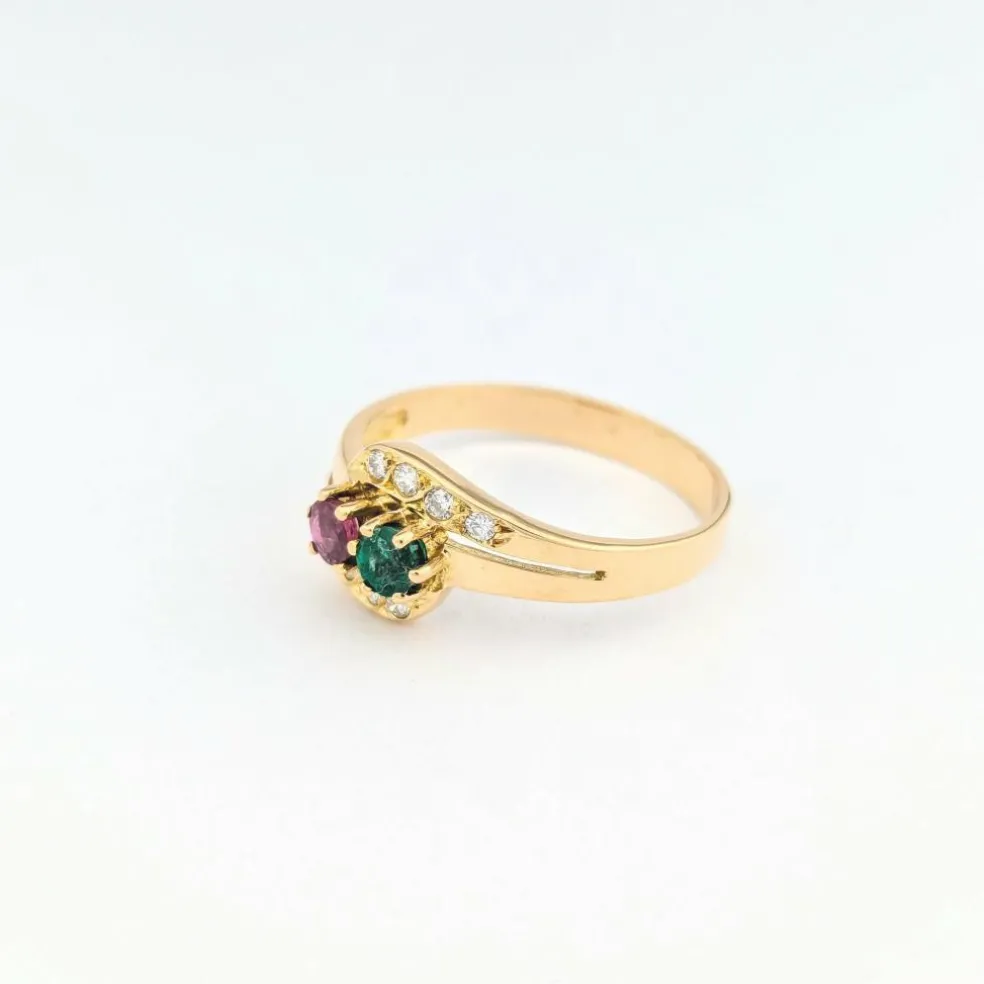 Bague en or jaune diamants rubis et émeraude